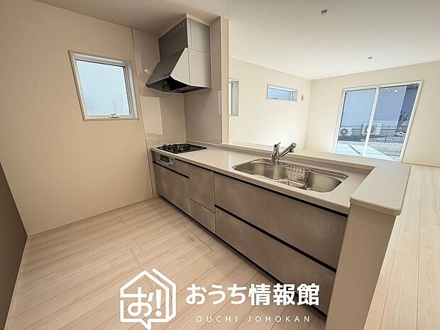 現地写真（キッチン）
収納たっぷりのシステムキッチン、浄水器付水栓を標準装備しています。