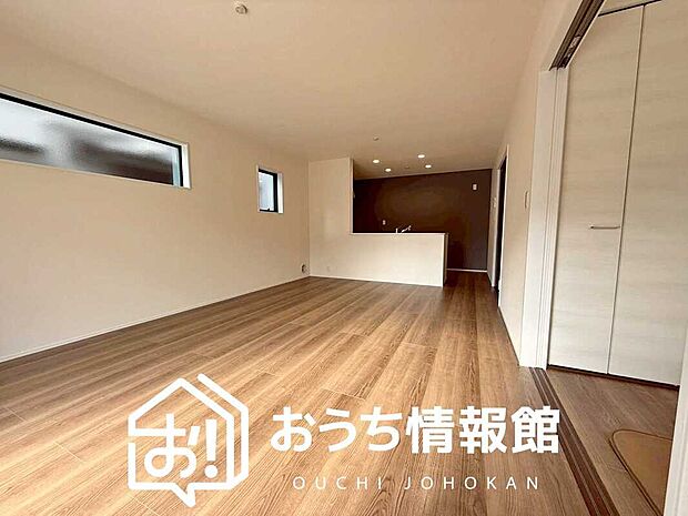 現地写真(リビング)
フローリング材には、木目、色調など木材特有の風合いがあり、ナチュラルな美しさになっています。