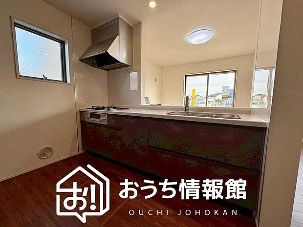 現地写真（キッチン）
収納たっぷりのシステムキッチン、浄水器付水栓を標準装備しています。