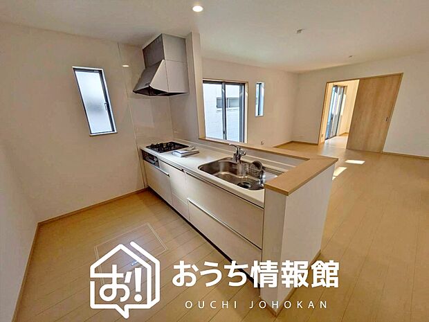 現地写真(キッチン)
収納たっぷりのシステムキッチン、浄水器付水栓を標準装備しています。