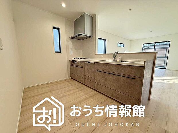 現地写真（キッチン）
収納たっぷりのシステムキッチン、浄水器付水栓を標準装備しています。