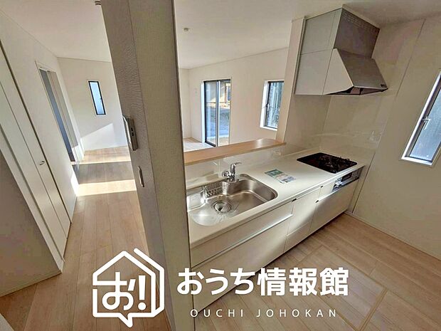 現地写真（キッチン）
収納たっぷりのシステムキッチン、浄水器付水栓を標準装備しています。