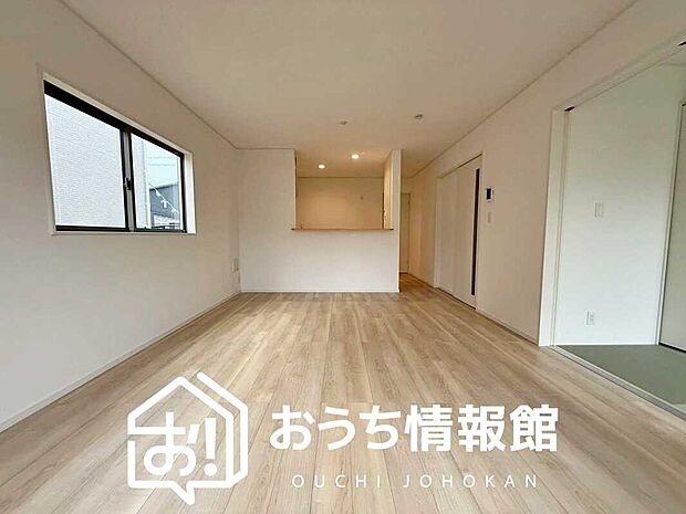 現地写真(リビング)
フローリング材には、木目、色調など木材特有の風合いがあり、ナチュラルな美しさになっています。