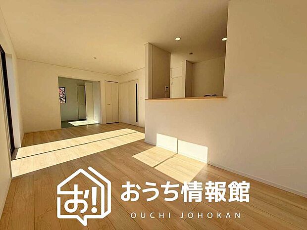 現地写真（リビング）
フローリング材には、木目、色調など木材特有の風合いがあり、ナチュラルな美しさになっています。