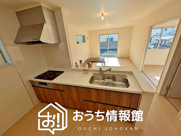 現地写真(キッチン)
収納たっぷりのシステムキッチン、浄水器付水栓を標準装備しています。