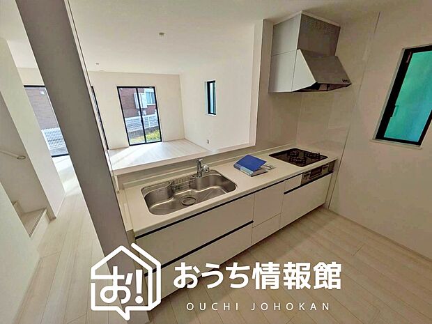 現地写真（キッチン）
収納たっぷりのシステムキッチン、浄水器付水栓を標準装備しています。