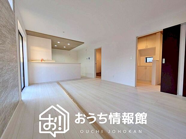 現地写真（リビング）
フローリング材には、木目、色調など木材特有の風合いがあり、ナチュラルな美しさになっています。