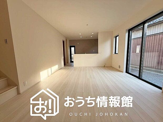 現地写真(リビング)
フローリング材には、木目、色調など木材特有の風合いがあり、ナチュラルな美しさになっています。