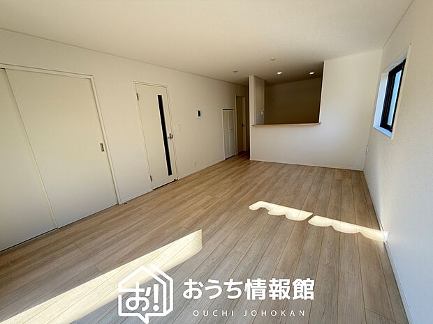 現地写真(リビング)
フローリング材には、木目、色調など木材特有の風合いがあり、ナチュラルな美しさになっています。