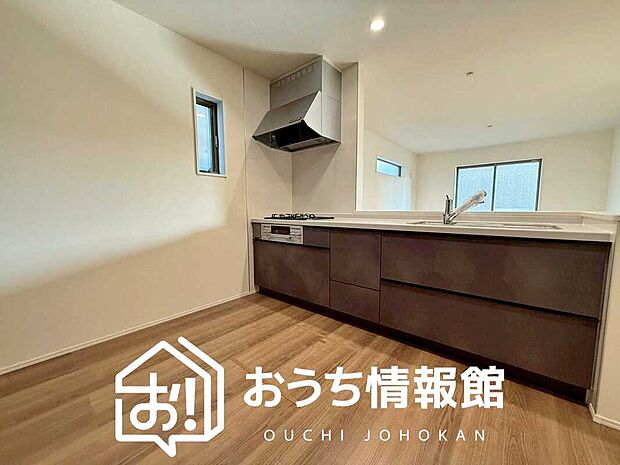 現地写真(キッチン)
収納たっぷりのシステムキッチン、浄水器付水栓を標準装備しています。