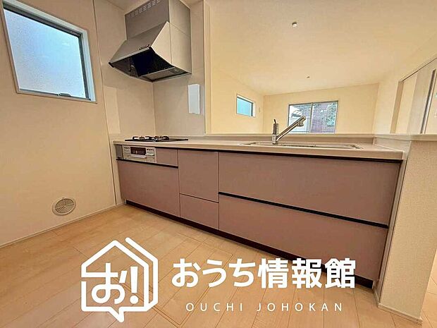 現地写真(キッチン)
収納たっぷりのシステムキッチン、浄水器付水栓を標準装備しています。