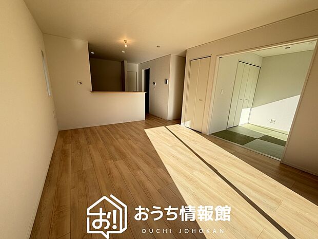 現地写真(リビング)
フローリング材には、木目、色調など木材特有の風合いがあり、ナチュラルな美しさになっています。