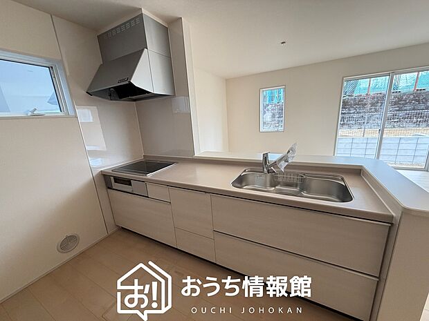 現地写真(キッチン)
収納たっぷりのシステムキッチン、浄水器付水栓を標準装備しています。