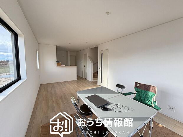 現地写真(リビング)
フローリング材には、木目、色調など木材特有の風合いがあり、ナチュラルな美しさになっています。