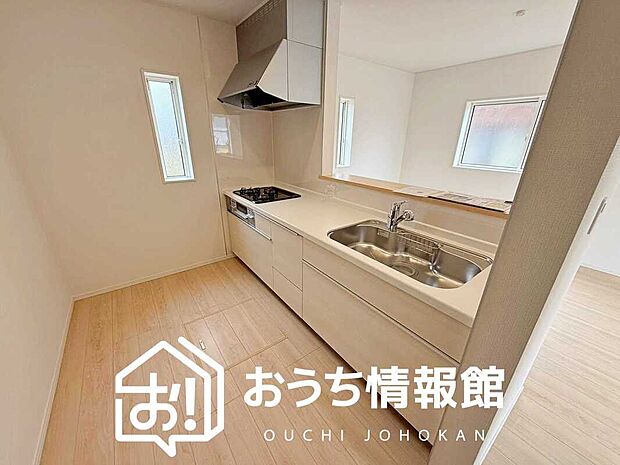 現地写真(キッチン)
収納たっぷりのシステムキッチン、浄水器付水栓を標準装備しています。