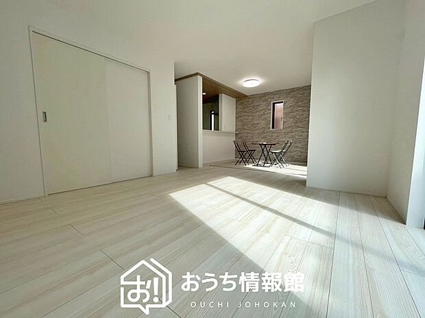 現地写真(リビング)
フローリング材には、木目、色調など木材特有の風合いがあり、ナチュラルな美しさになっています。