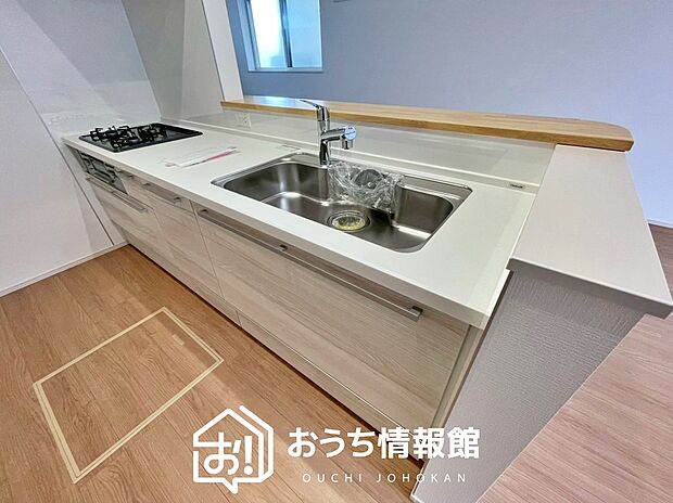 現地写真(キッチン)
収納たっぷりのシステムキッチン、浄水器付水栓を標準装備しています。