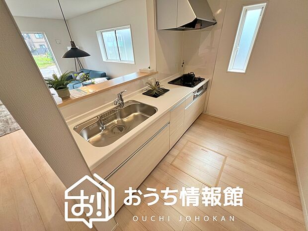 現地写真(キッチン)
収納たっぷりのシステムキッチン、浄水器付水栓を標準装備しています。
