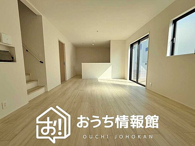 現地写真（リビング）
フローリング材には、木目、色調など木材特有の風合いがあり、ナチュラルな美しさになっています。