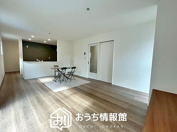 現地写真(リビング)
フローリング材には、木目、色調など木材特有の風合いがあり、ナチュラルな美しさになっています。