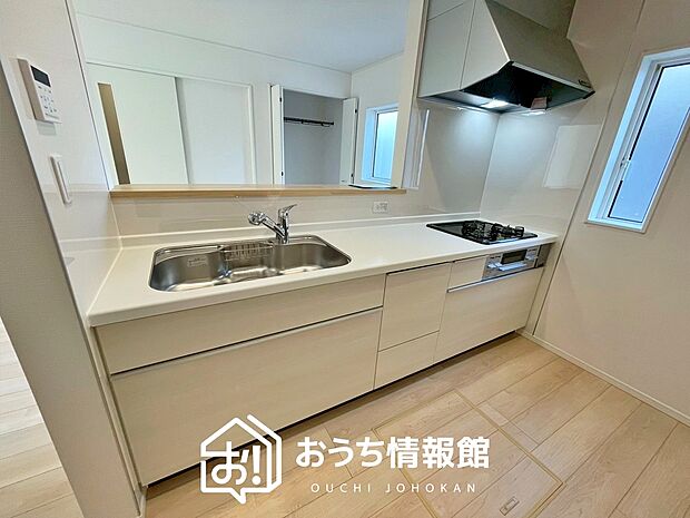 現地写真(キッチン)
収納たっぷりのシステムキッチン、浄水器付水栓を標準装備しています。