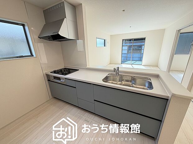 現地写真(キッチン)
収納たっぷりのシステムキッチン、浄水器付水栓を標準装備しています。