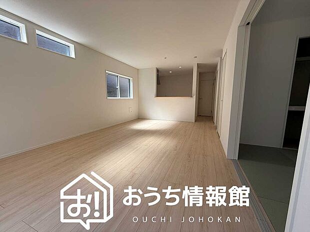 現地写真(リビング)
フローリング材には、木目、色調など木材特有の風合いがあり、ナチュラルな美しさになっています。