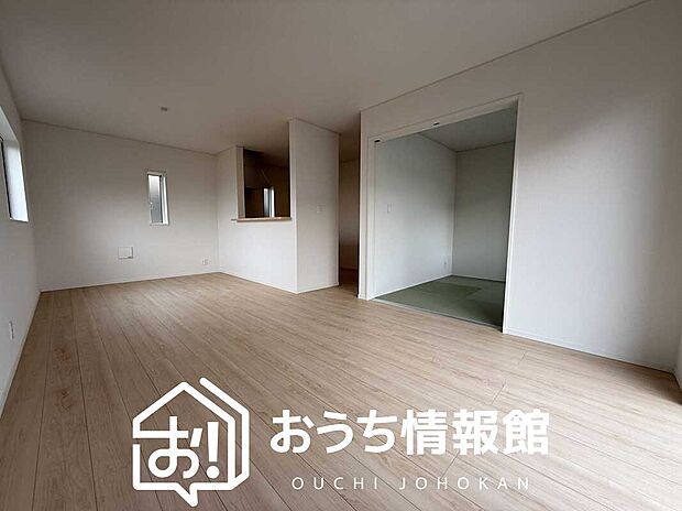 現地写真(リビング)
フローリング材には、木目、色調など木材特有の風合いがあり、ナチュラルな美しさになっています。