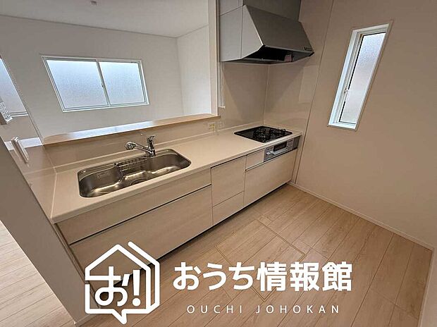 現地写真(キッチン)
収納たっぷりのシステムキッチン、浄水器付水栓を標準装備しています。