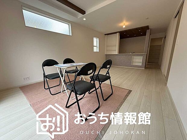 現地写真(リビング)
フローリング材には、木目、色調など木材特有の風合いがあり、ナチュラルな美しさになっています。