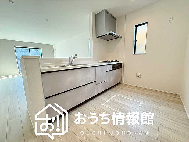 現地写真(キッチン)
収納たっぷりのシステムキッチン、浄水器付水栓を標準装備しています。