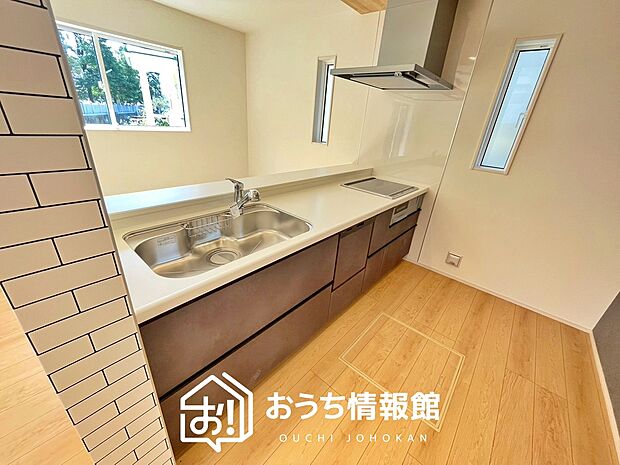 現地写真（キッチン）
収納たっぷりのシステムキッチン、浄水器付水栓を標準装備しています。