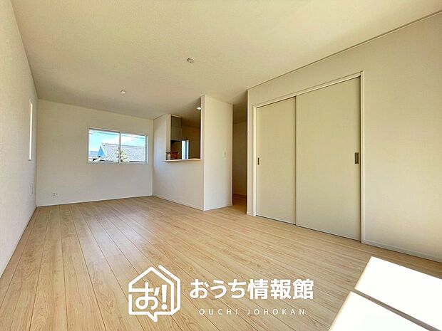 現地写真(リビング)
フローリング材には、木目、色調など木材特有の風合いがあり、ナチュラルな美しさになっています。