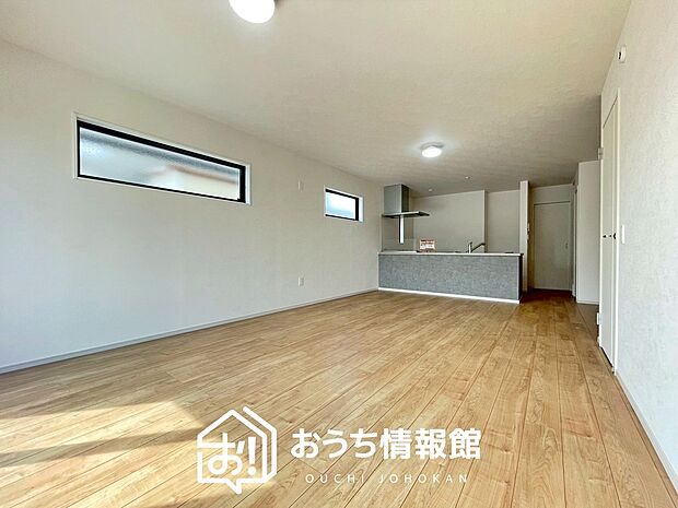 現地写真(リビング)
フローリング材には、木目、色調など木材特有の風合いがあり、ナチュラルな美しさになっています。