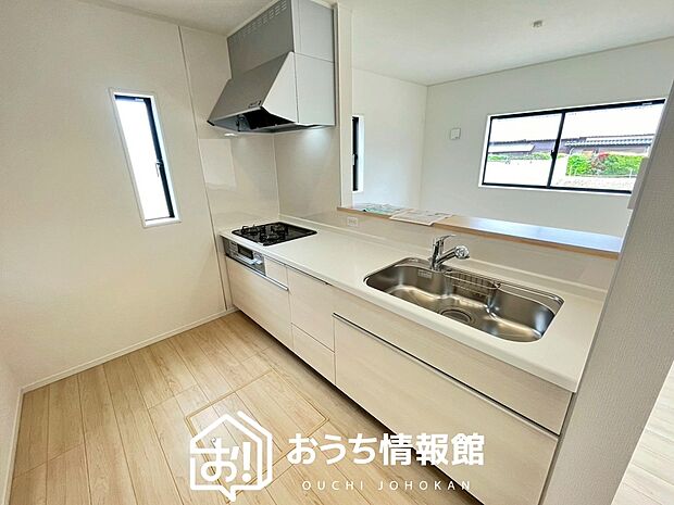 現地写真(キッチン)
収納たっぷりのシステムキッチン、浄水器付水栓を標準装備しています。