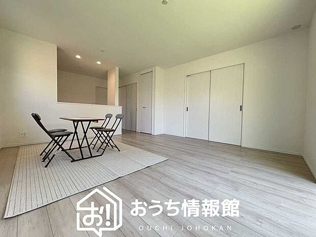 現地写真(リビング)
フローリング材には、木目、色調など木材特有の風合いがあり、ナチュラルな美しさになっています。