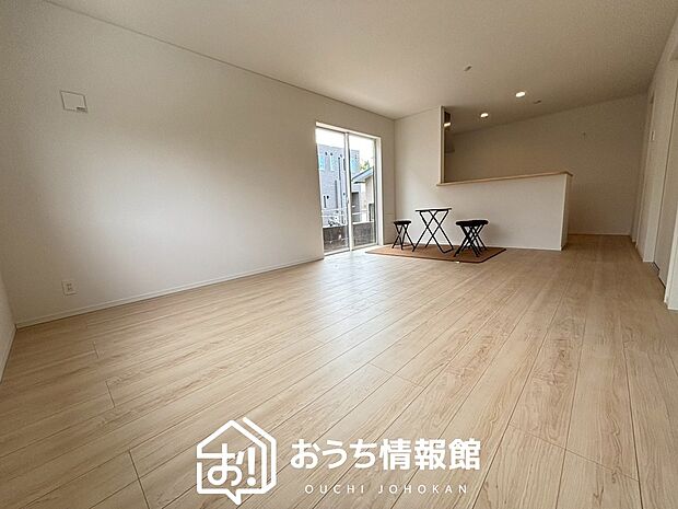 現地写真(リビング)
フローリング材には、木目、色調など木材特有の風合いがあり、ナチュラルな美しさになっています。