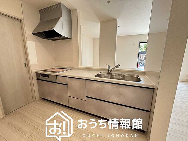 現地写真（キッチン）
収納たっぷりのシステムキッチン、浄水器付水栓を標準装備しています。