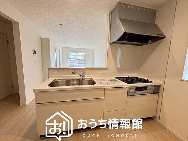 現地写真（キッチン）
収納たっぷりのシステムキッチン、浄水器付水栓を標準装備しています。