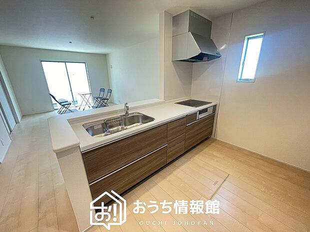 現地写真（キッチン）
収納たっぷりのシステムキッチン、浄水器付水栓を標準装備しています。
