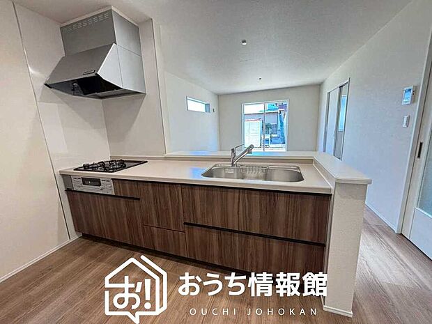 現地写真（キッチン）
収納たっぷりのシステムキッチン、浄水器付水栓を標準装備しています。
