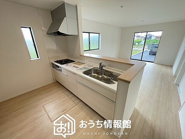 現地写真（キッチン）
収納たっぷりのシステムキッチン、浄水器付水栓を標準装備しています。