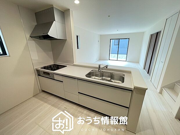 現地写真（キッチン）
収納たっぷりのシステムキッチン、浄水器付水栓を標準装備しています。