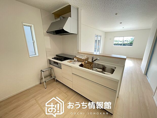 現地写真（キッチン）
収納たっぷりのシステムキッチン、浄水器付水栓を標準装備しています。