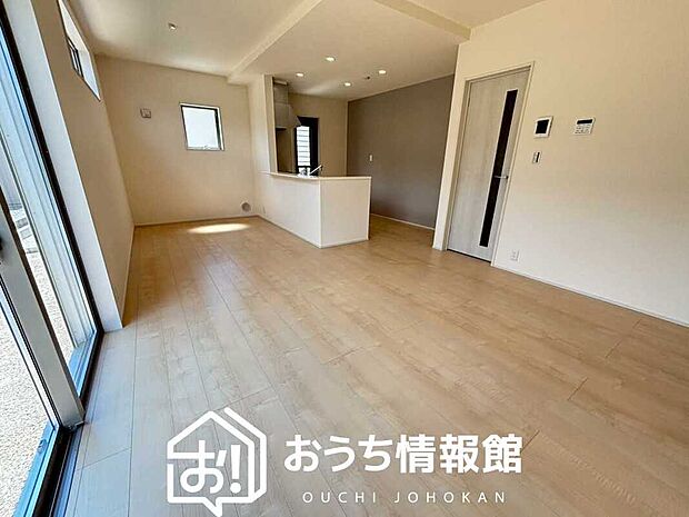 現地写真（リビング）
フローリング材には、木目、色調など木材特有の風合いがあり、ナチュラルな美しさになっています。
