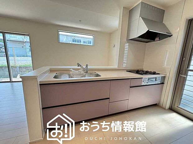 現地写真（キッチン）
収納たっぷりのシステムキッチン、浄水器付水栓を標準装備しています。