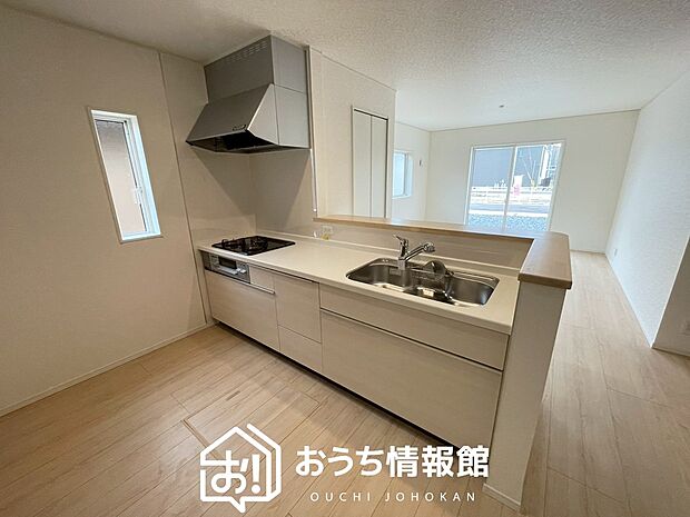 現地写真（キッチン）
収納たっぷりのシステムキッチン、浄水器付水栓を標準装備しています。
