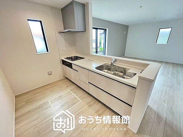 現地写真(キッチン)
収納たっぷりのシステムキッチン、浄水器付水栓を標準装備しています。