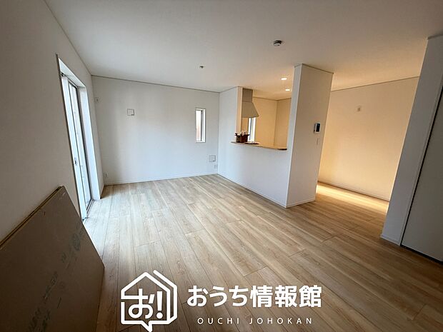 現地写真(リビング)
フローリング材には、木目、色調など木材特有の風合いがあり、ナチュラルな美しさになっています。