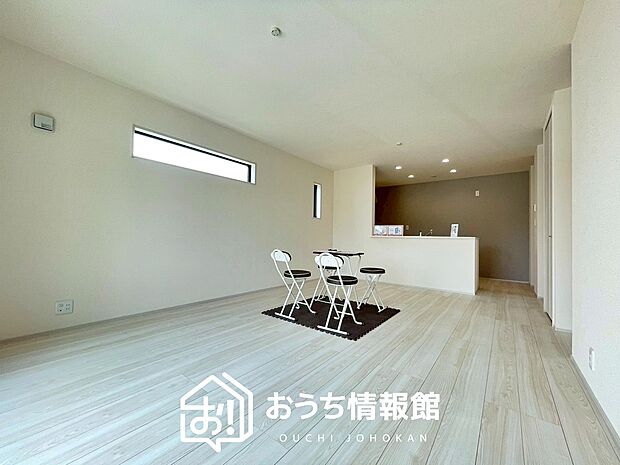 現地写真(リビング)
フローリング材には、木目、色調など木材特有の風合いがあり、ナチュラルな美しさになっています。